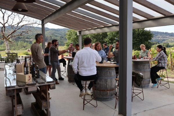 Formadores internacionales de Wine Scholar Guild catando los vinos de Cuñas Davia